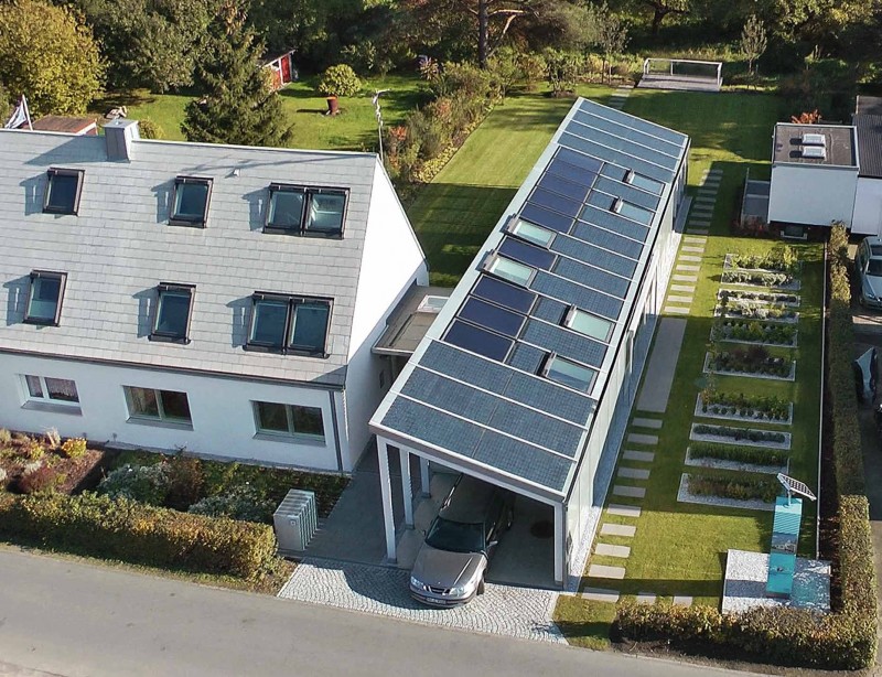 Auf dem Dach des Anbaus ist neben den Fenstern Platz für Solarthermie und Photovoltaik. Foto: Velux