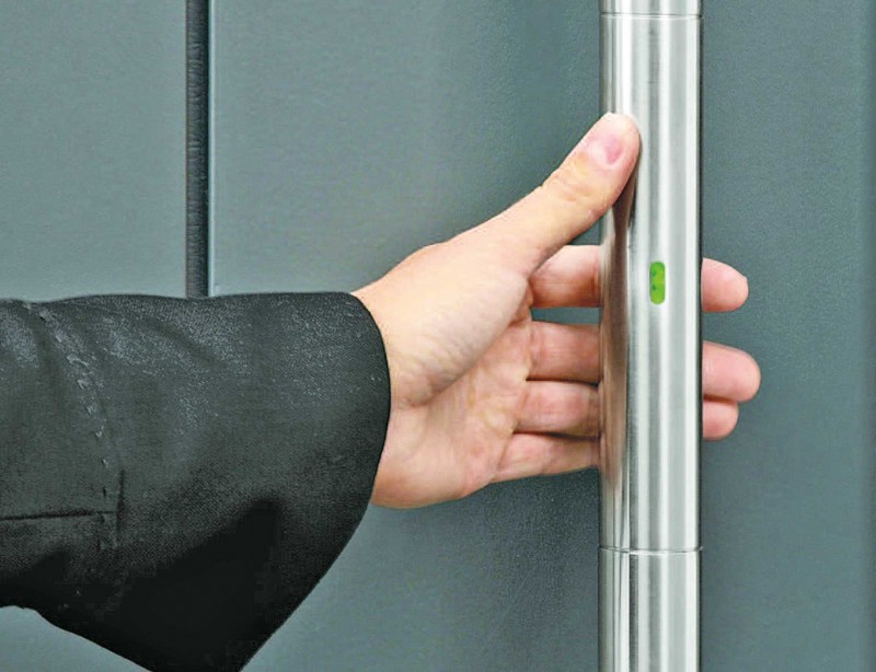 Im Türgriff integriert, bietet ein Fingerscanner neben der Sicherheit auch viel Komfort bei der Zutrittskontrolle. Foto: Gugelfuss