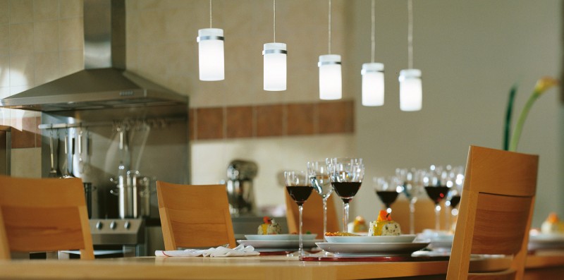 Mehrere nebeneinander angeordnete Leuchten wirken dezent und erhellen trotzdem die gesamte Tischfläche. Foto: licht.de