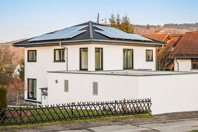 Stromunabhängigkeit im Eigenheim ist jetzt schon möglich, mit dem Picea-System von Home Power Solutions. Hier zu sehen ist ein Weberhaus in Hessen