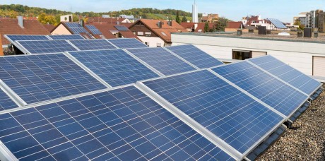 Ein Flachdach lässt sich optimal als Solardach nutzen. Foto: IVPU – Industrieverband Polyurethan-Hartschaum e. V.