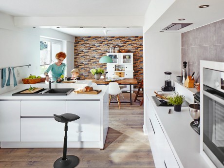Treffpunkt Wohnküche: Die neue Offenheit beim Kochen fördert die Kommunikation und dient so auch der Familienzusammenführun. Foto: Studioraum