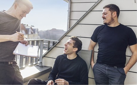 Die drei Senic-Gründer Felix Christmann, Tobias Eichenwald und Philip Michaelides stehen auf einer Dachterrasse.
