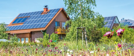 Solarmodule auf dem Dach eines Einfamilienhauses