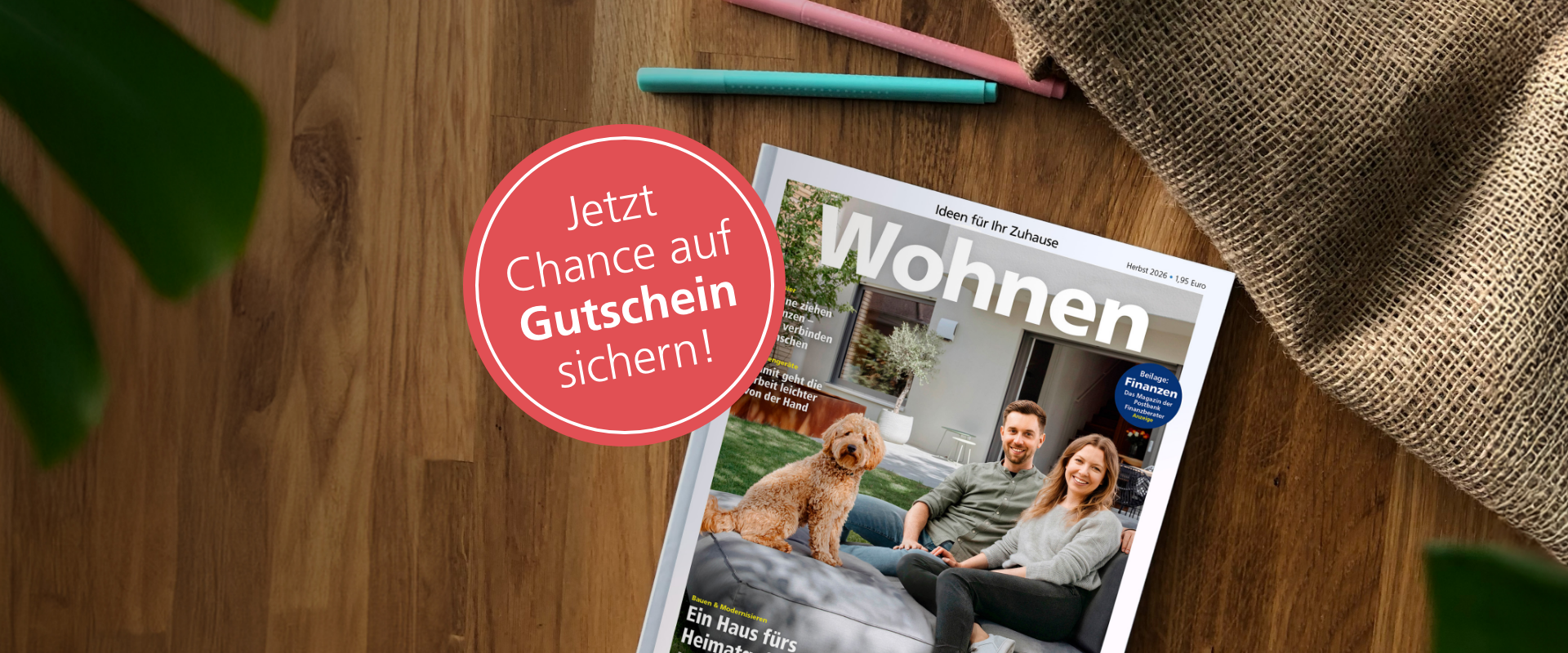 Collage mit Schreibtisch und der Herbst Ausgabe 2026 des Wohnen Magazins.