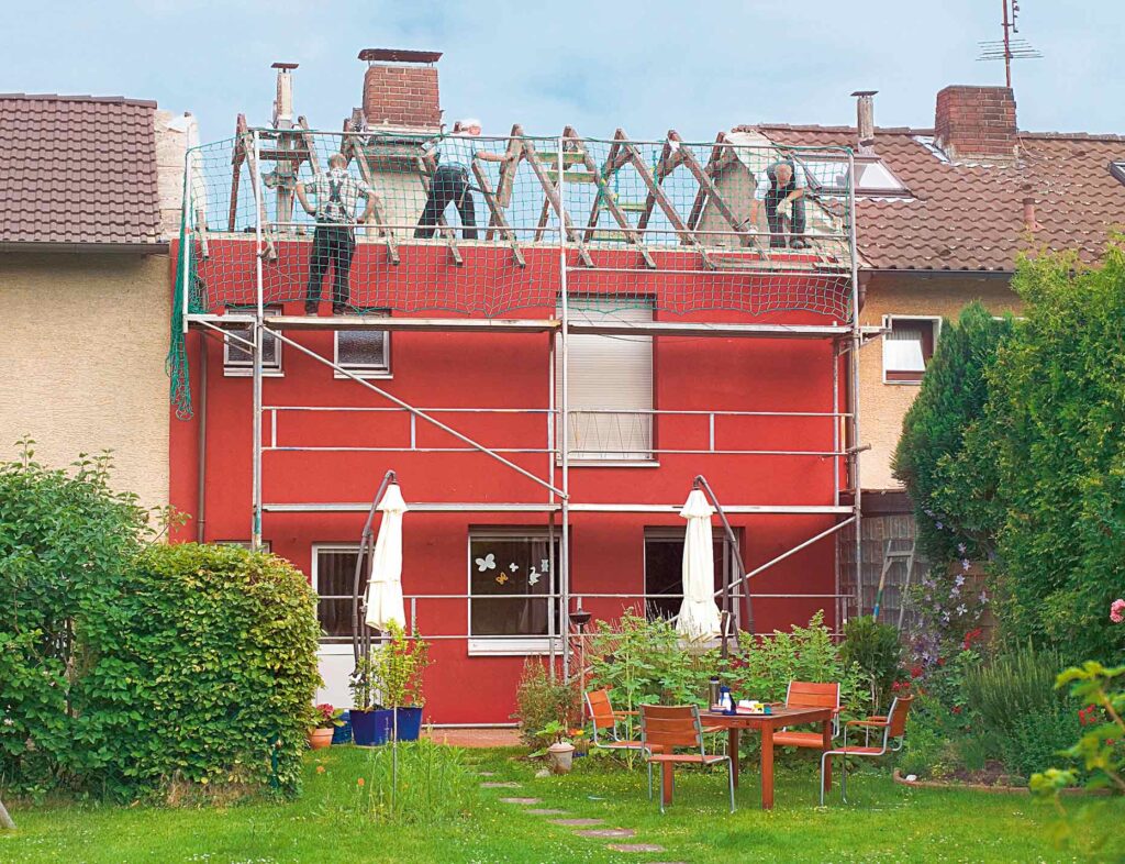 Nachdem die Ziegel abgedeckt sind und der Dachstuhl zerlegt wurde, …. Foto: Holzabsatzfonds