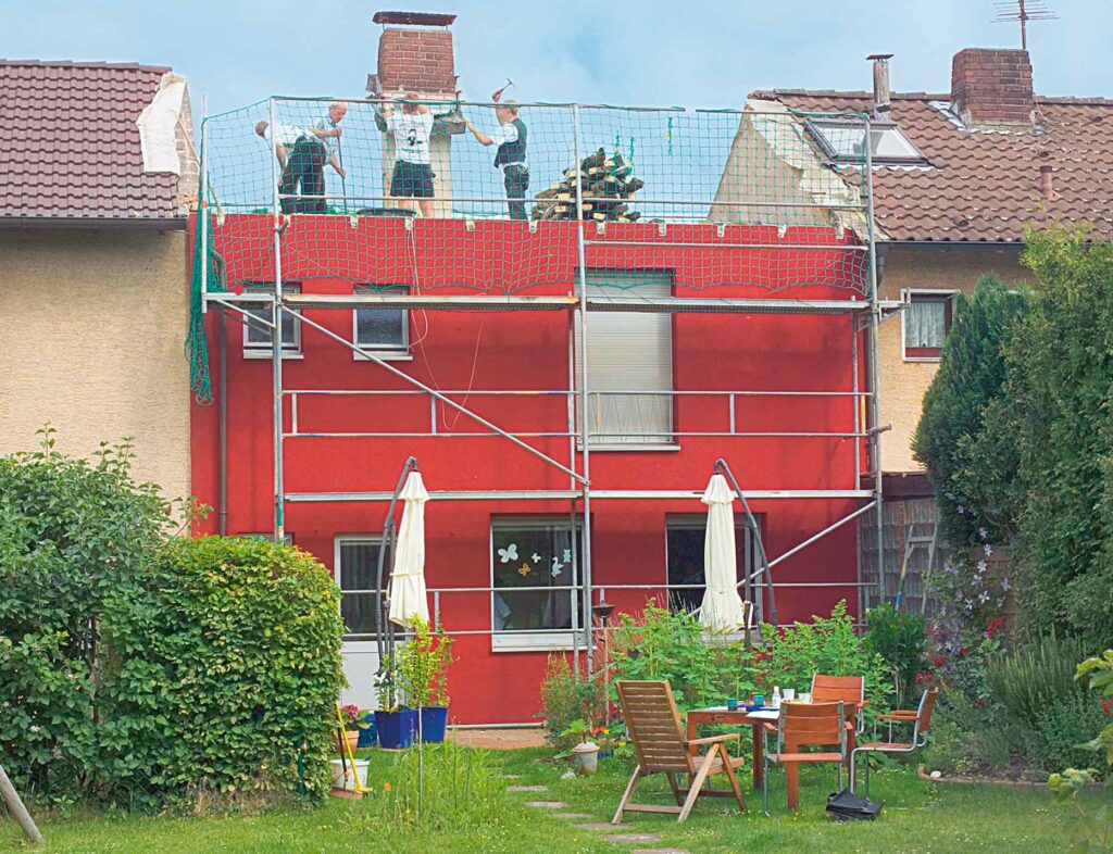 … geht die Montage der neuen Außenwände … Foto: Holzabsatzfonds