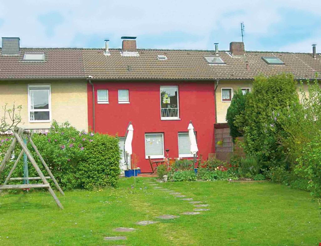 Hier reiht sich das rote Reihenhaus noch auf einer Ebene ein. Foto: Holzabsatzfonds
