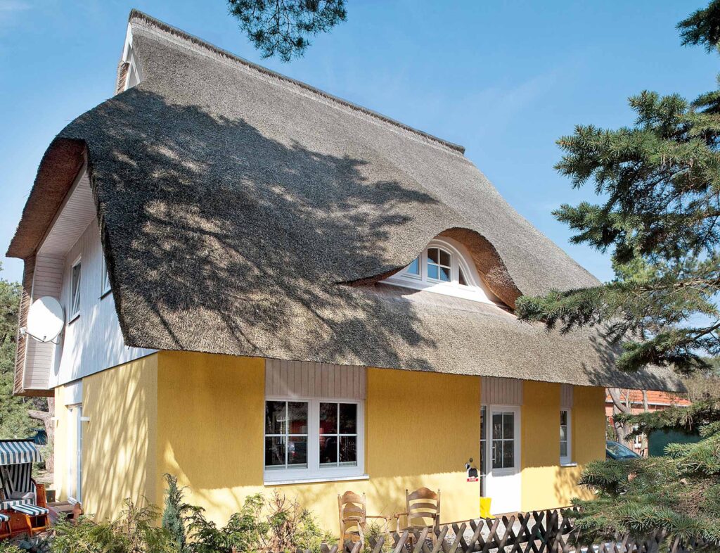 Dieses Haus strahlt durch sonniges Gelb und Reet-Eindeckung einladende Wärme und Geborgenheit aus. Grundfläche Erd- und Dachgeschoss: 146,2 Quadratmeter. Foto: Danhaus