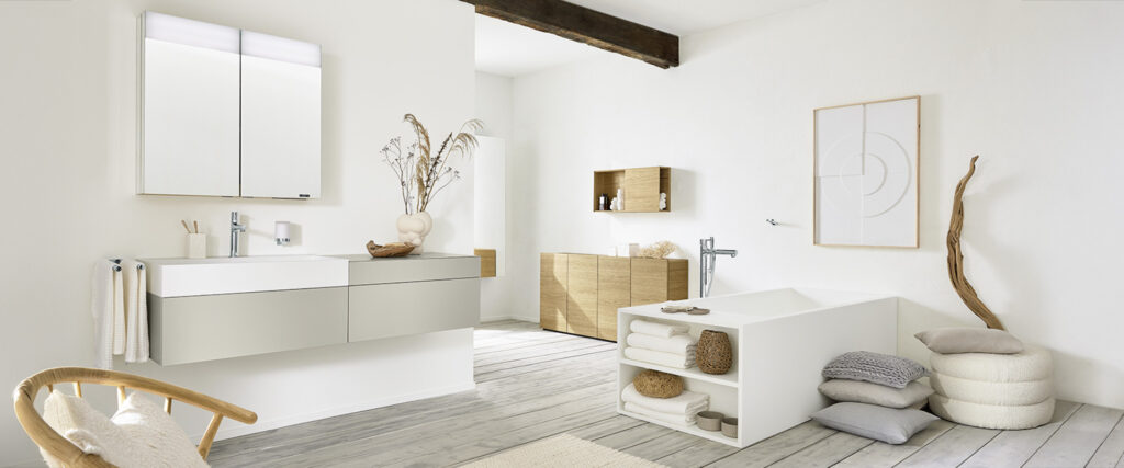 Blick in ein großes helles Badezimmer mit viel Platz für Stauraum.