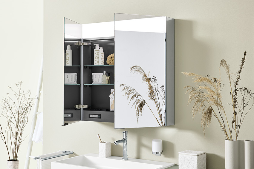 Blick auf einen Spiegelschrank der Marke ELMENTS.