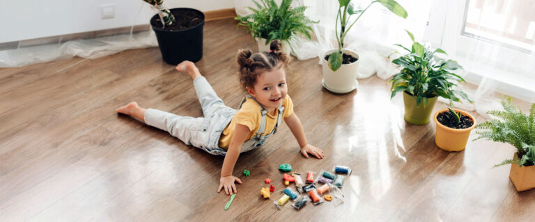 Kind spielt auf dem Boden mit Fußbodenheizung.