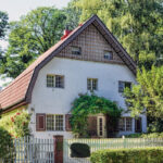 Blick auf ein Einfamilienhaus mit Garten in ländlicher Gegend.