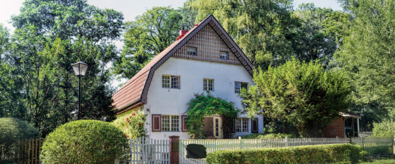 Blick auf ein Einfamilienhaus mit Garten in ländlicher Gegend.