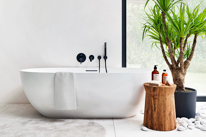 Freistehende Badewanne in einem ruhig wirkendem Badezimmer.