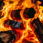 Brennende Holzscheite mit loderndem Feuer