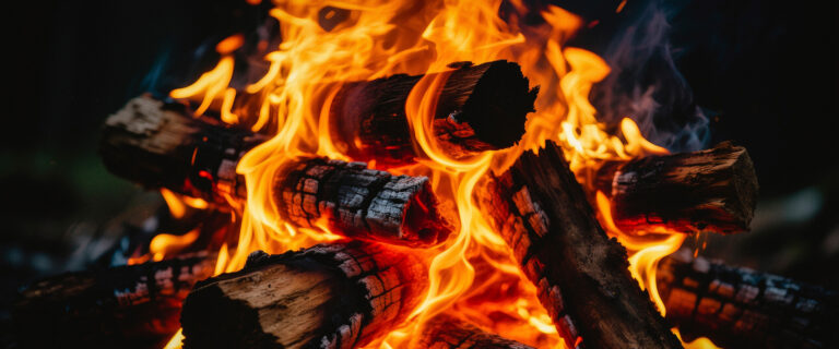 Brennende Holzscheite mit loderndem Feuer