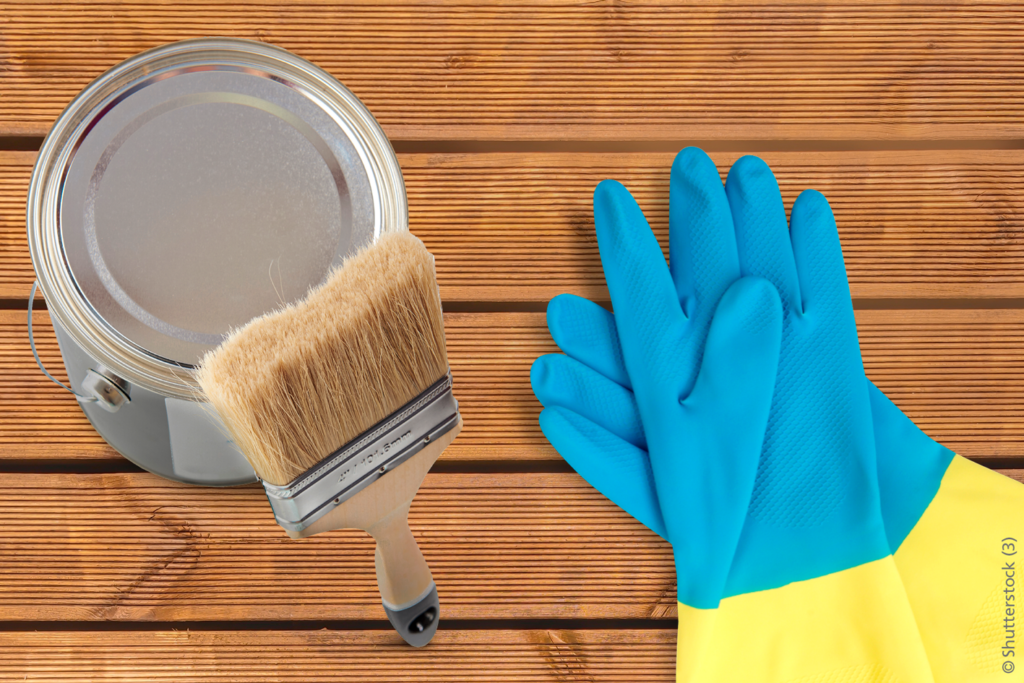 Collage mit Holzterasse, Holzlasur, Pinsel und Handschuhen.