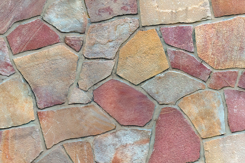 Terrassenplatten aus Naturstein: 
lassen sich gut mit Wasser
und Reinigungsmitteln wie
pH-neutraler Seife reinigen.
Säurehaltige oder andersartig
aggressive Reiniger
sollten hingegen vermieden
werden. Für hartnäckigen
Schmutz gibt es spezielle
Natursteinreiniger im
Baumarkt.